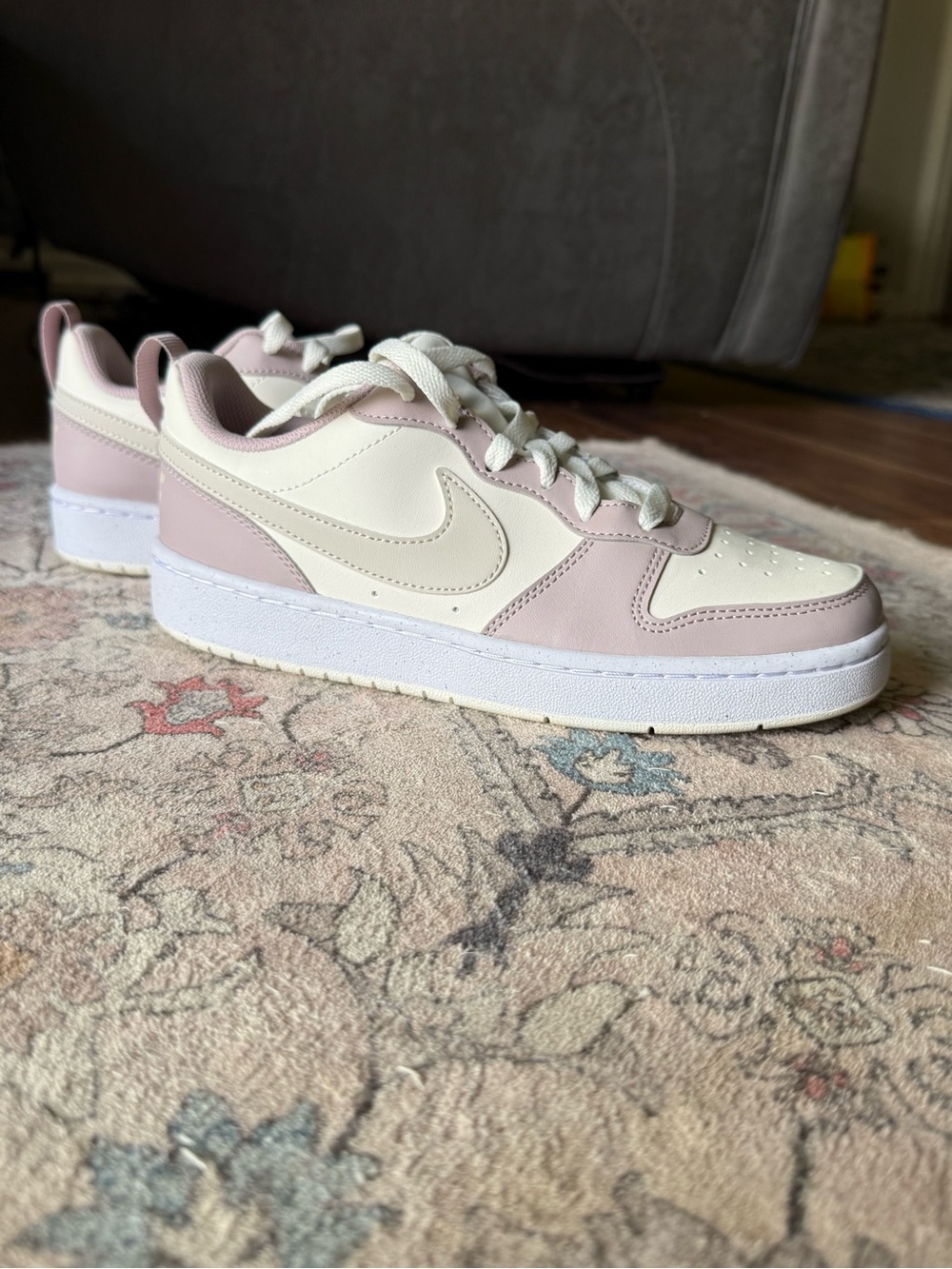 Nike kids Low-Top Sneakers - Cream & Lavender Size: 6Y